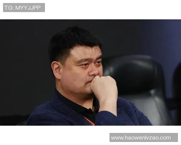 姚明拍脸瞬间引发热议网友纷纷调侃其幽默风趣的表现