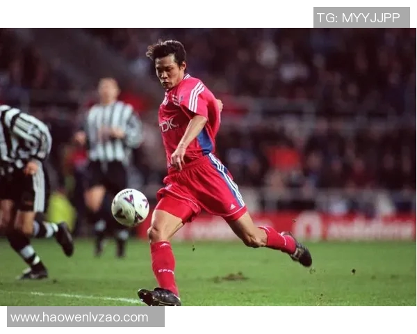 长头发的年轻足球明星在绿茵场上的风采与梦想交织的故事 长头发的年轻足球明星在绿茵场上的风采与梦想交织的故事